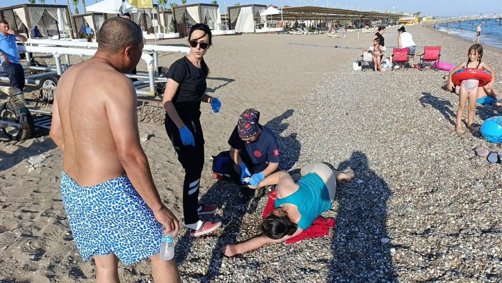 Halk Plajında Korku Dolu Anlar: Kadın Son Anda Kurtarıldı