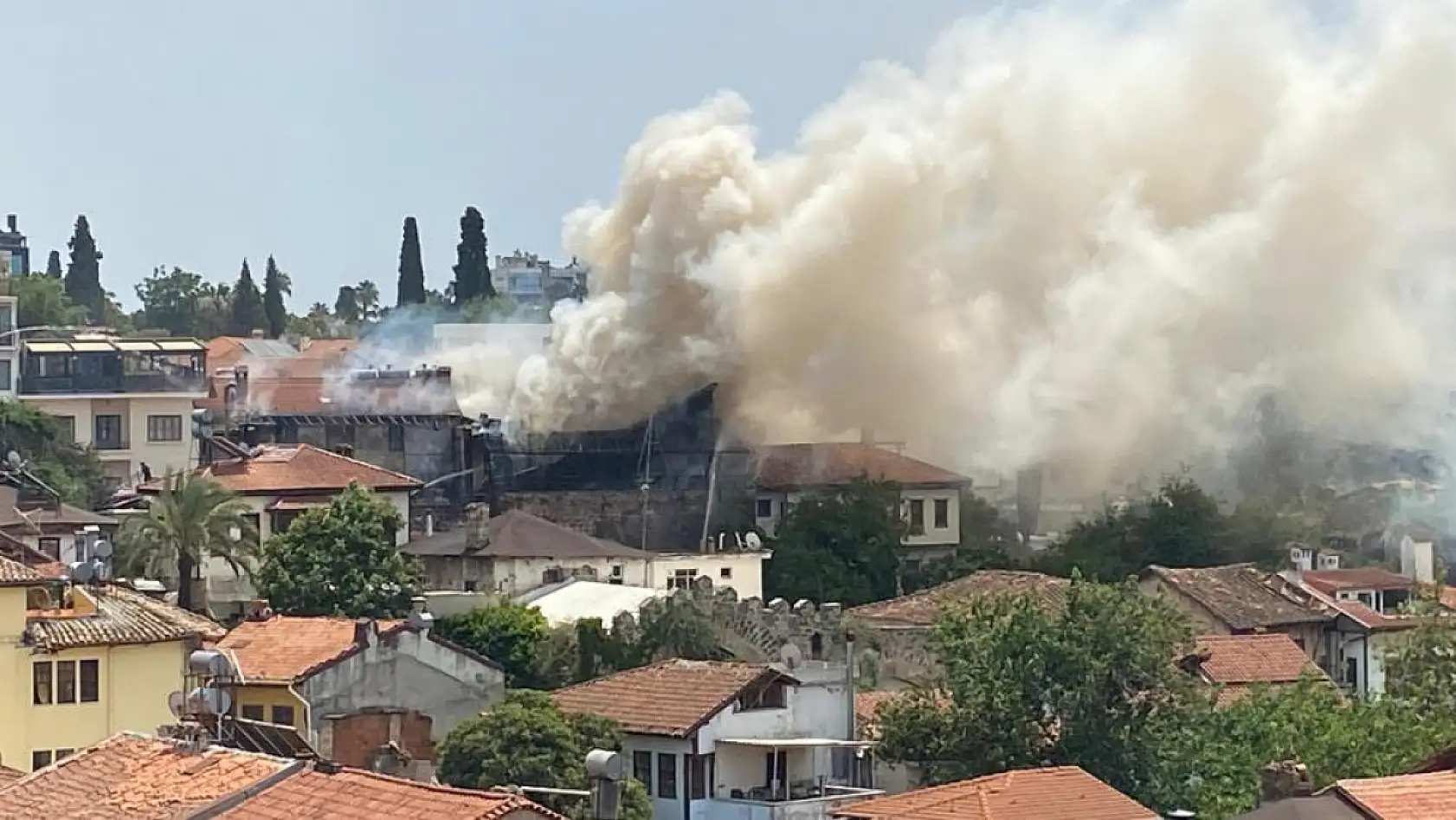 Antalya Kaleiçi'nde Otel Yangını: Alevler İki İş Yerine Sıçradı
