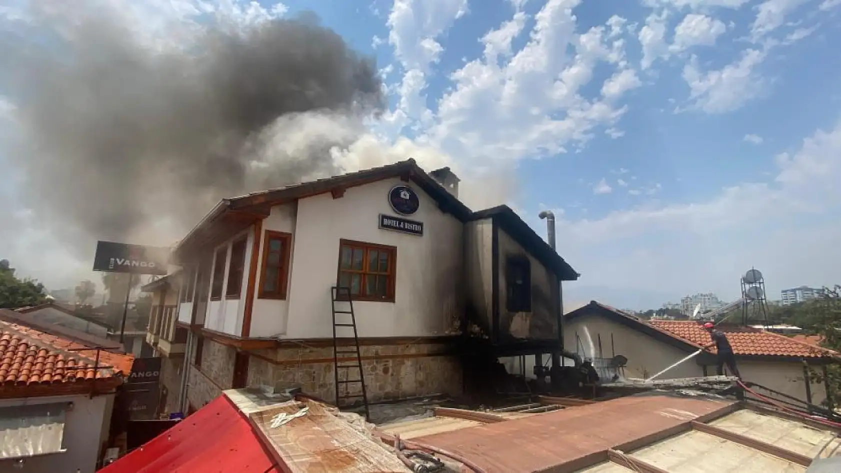Antalya Kaleiçi'nde Otel Yangını: Alevler İki İş Yerine Sıçradı