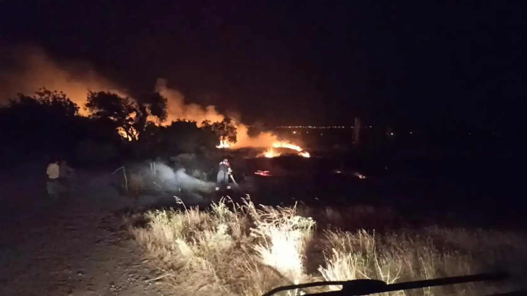Burdur'da gece çıkan yangında 30 dönüm alan yandı