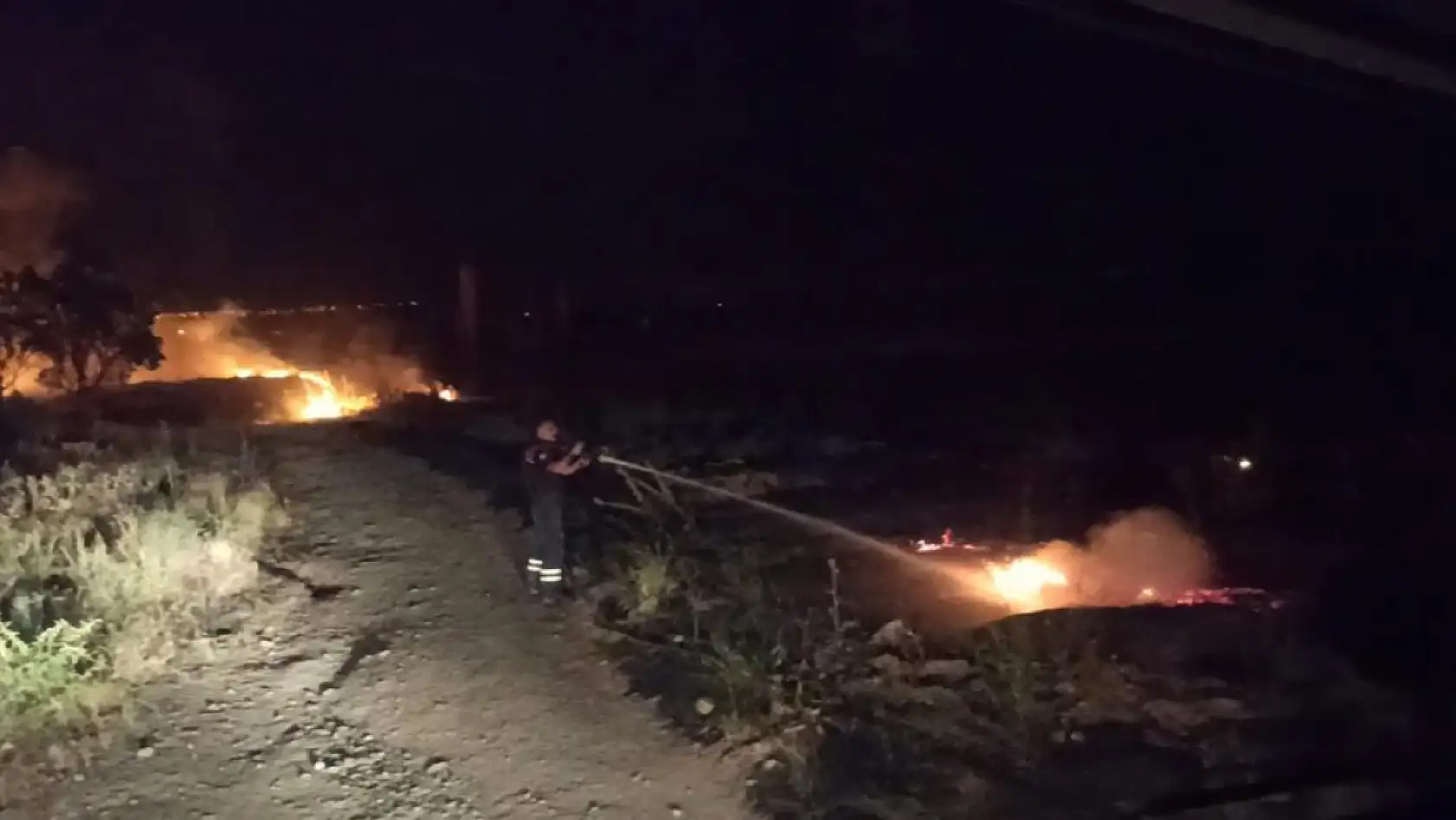 Burdur'da gece çıkan yangında 30 dönüm alan yandı