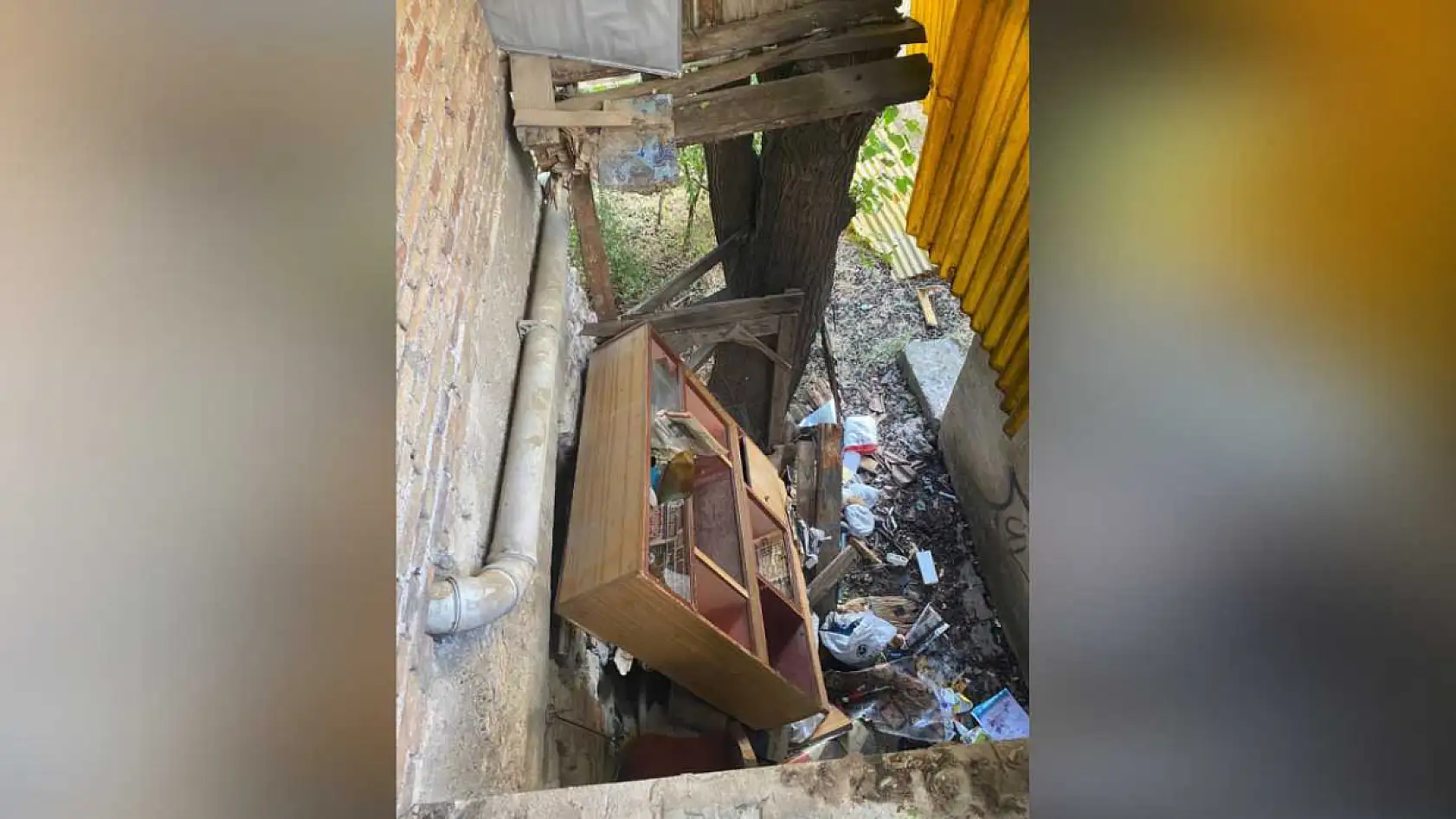 Burdur'da ahşap balkon çöktü: Anne ve kızı yaralandı