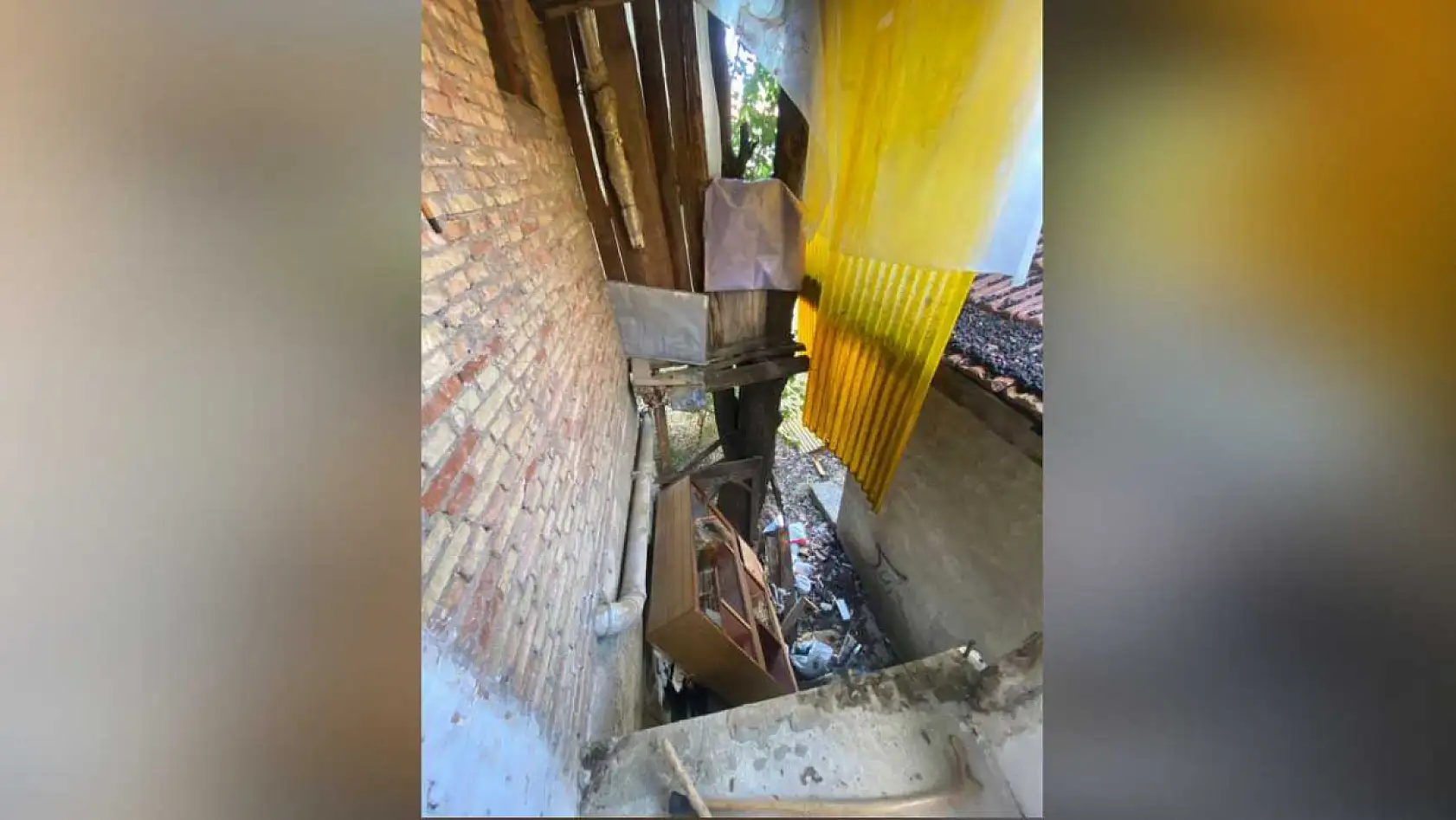 Burdur'da ahşap balkon çöktü: Anne ve kızı yaralandı