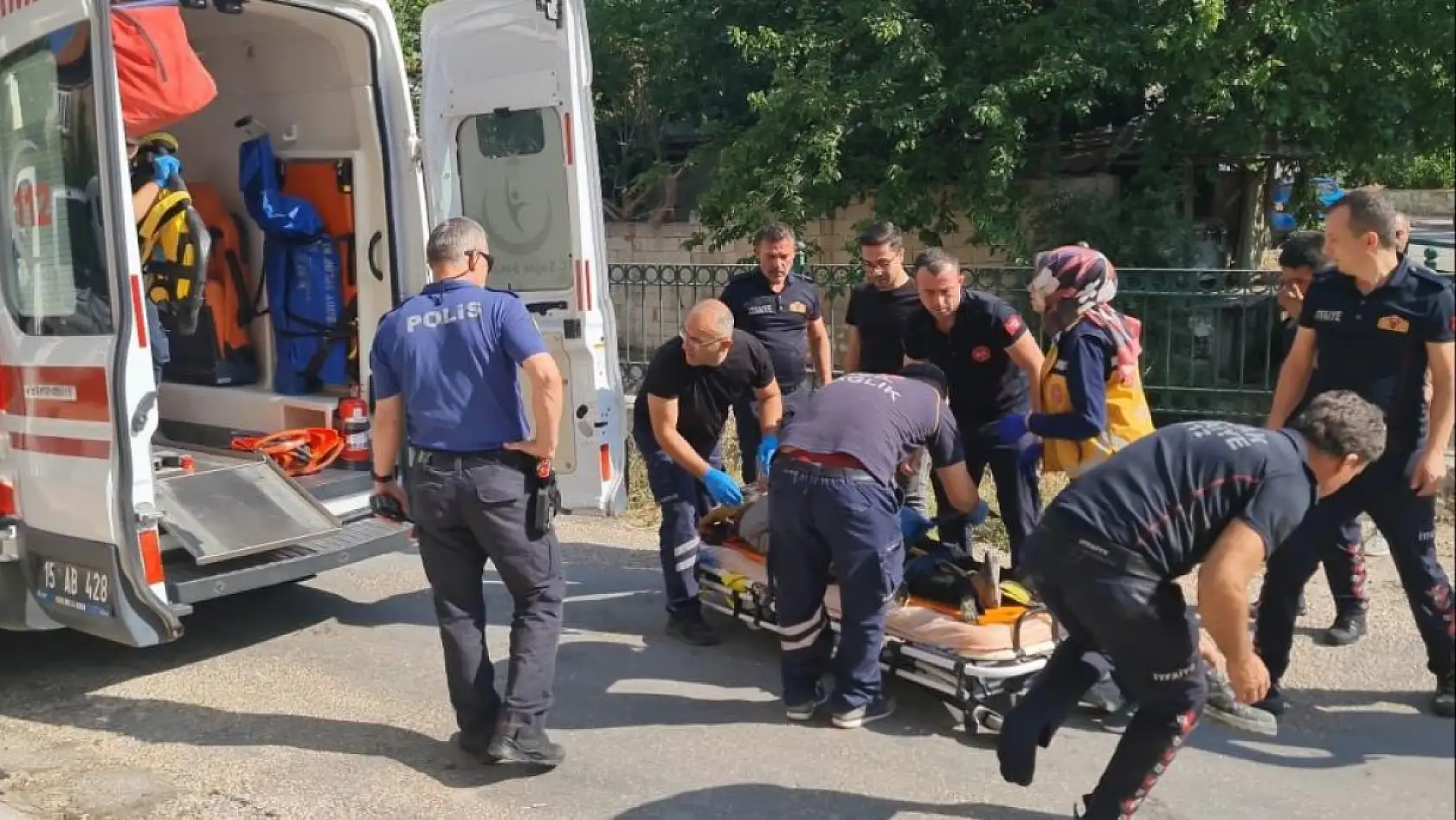 Burdur'da ahşap balkon çöktü: Anne ve kızı yaralandı