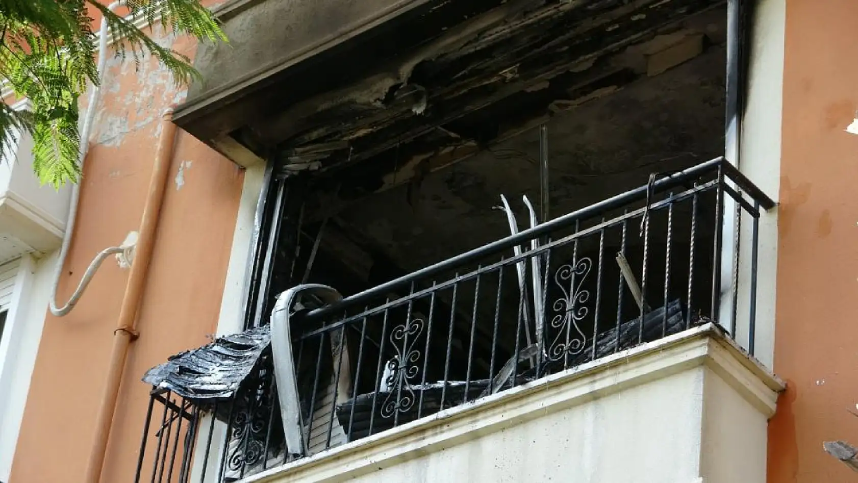 İsviçre'den tatil için geldikleri evleri 1 saat sonra küle döndü