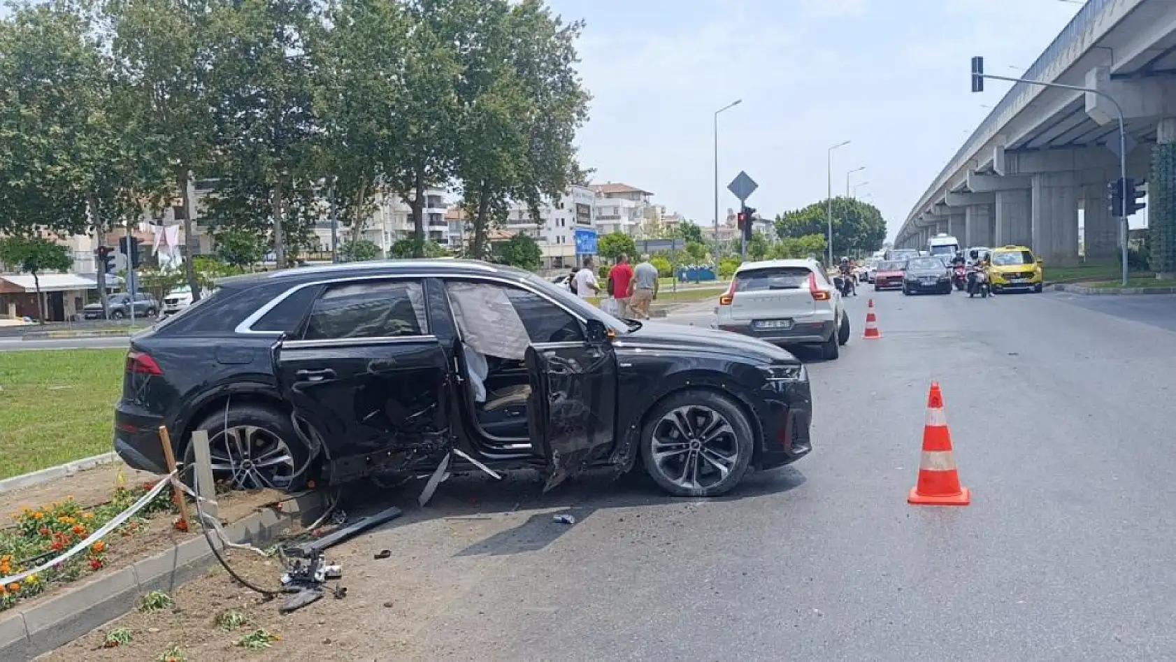 Hurdaya dönen lüks araçlardan burunları bile kanamadan çıktılar