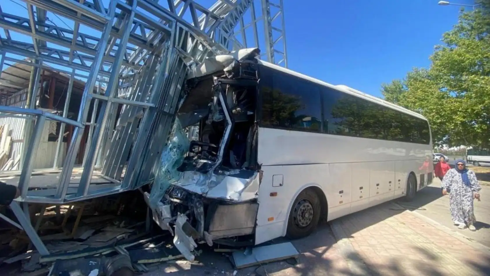 Antalya'da Otel Servis Otobüsü, Midibüs ve Kamyon Kaza Yaptı: 21 Yaralı