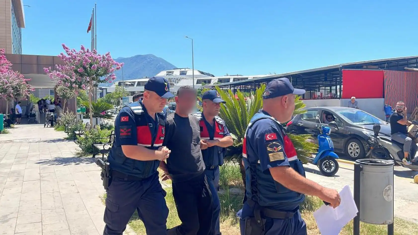 Birlikte yaşadığı eski eşini bıçakla yaraladı