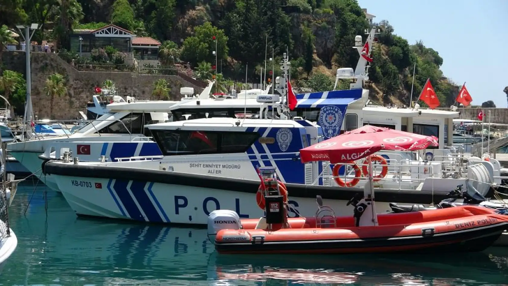 Tekne turunda yaralanan turistin yardımına deniz polisi yetişti