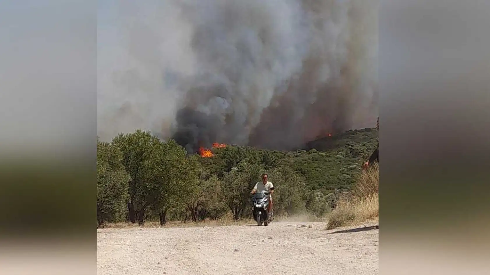 İzmir'de Çeşme'de yangın büyüdü, 5 uçak ve 18 helikopterle müdahele sürüyor