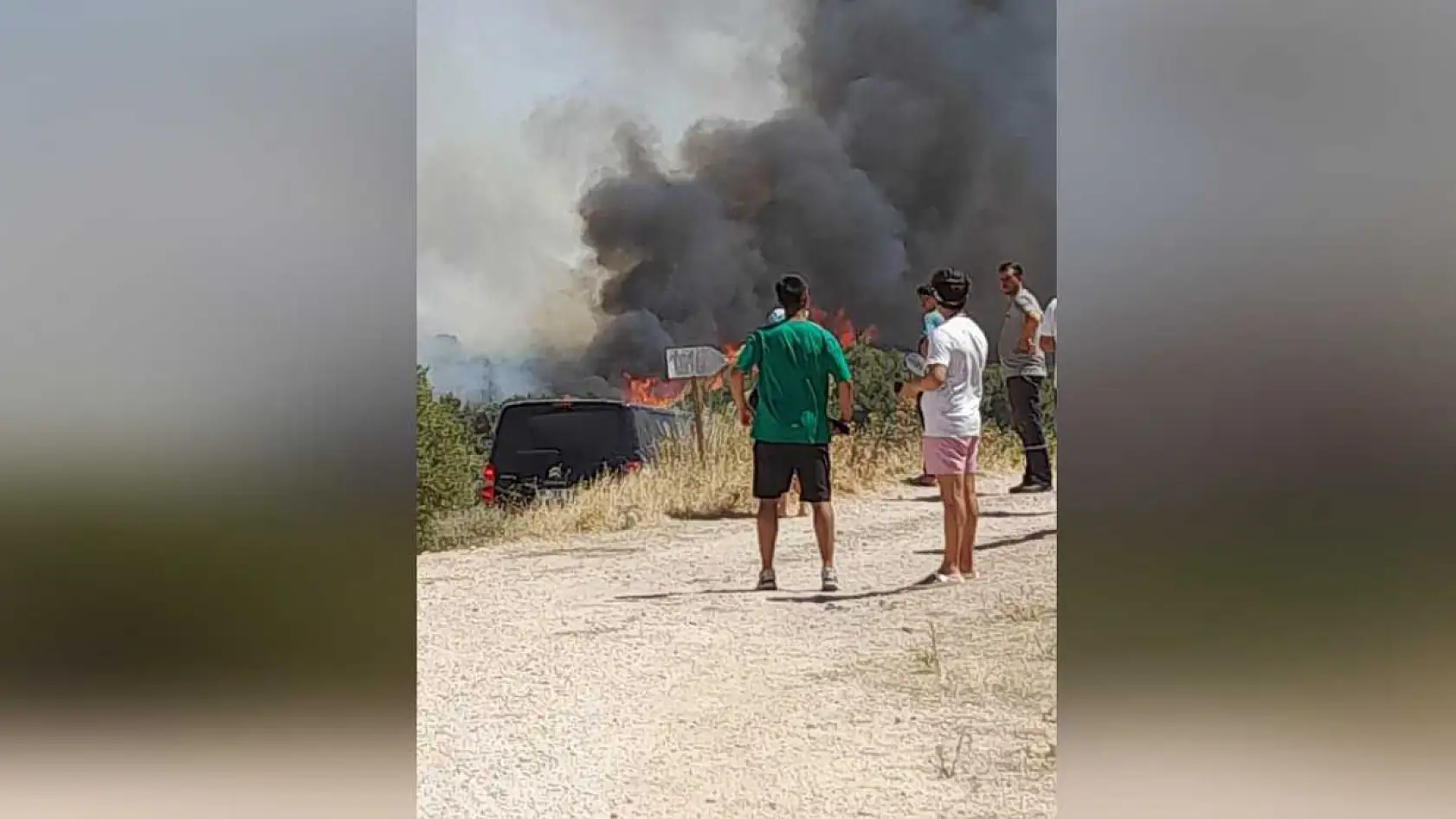 İzmir'de Çeşme'de yangın büyüdü, 5 uçak ve 18 helikopterle müdahele sürüyor