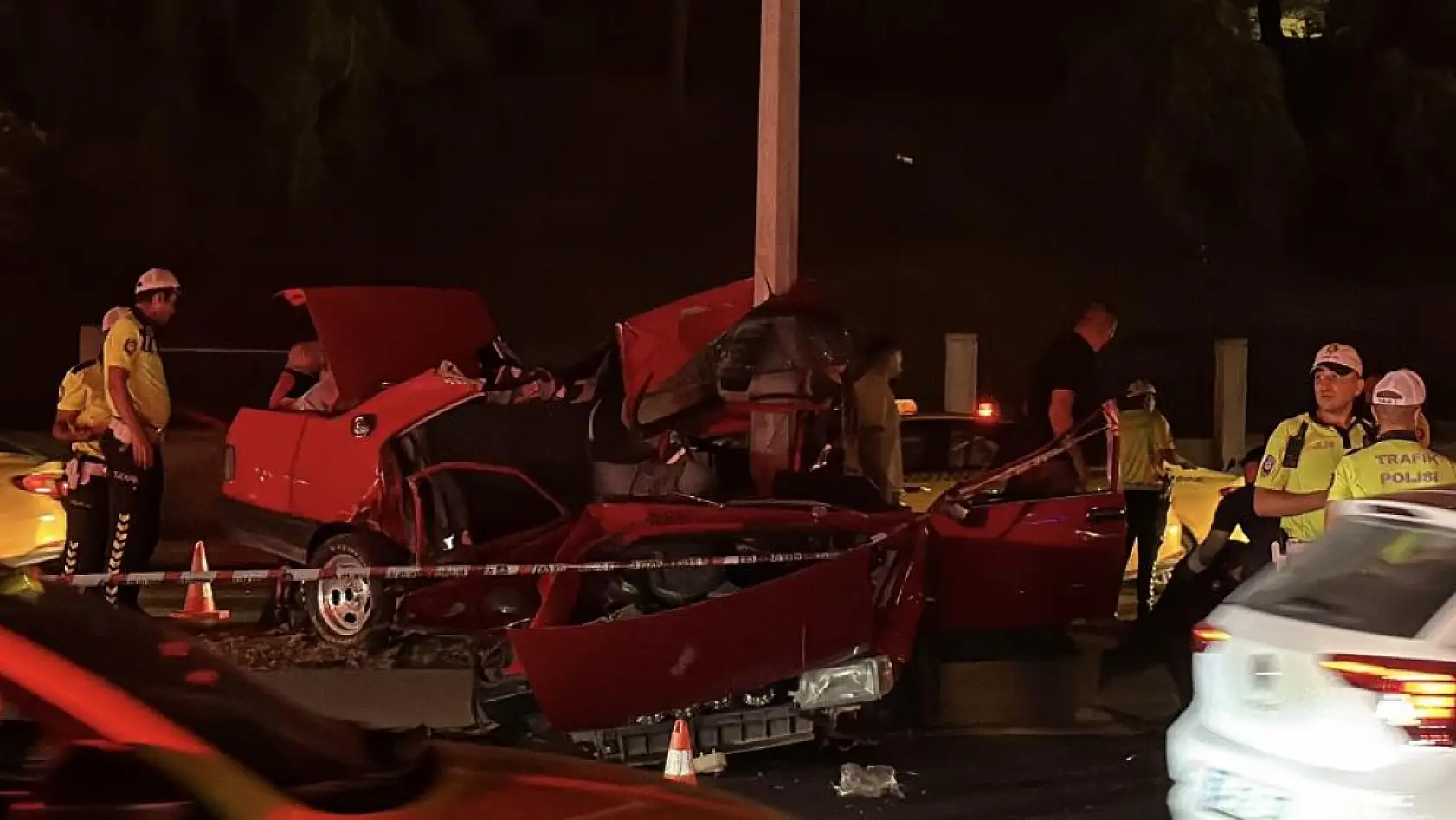 Feci kaza... Aydınlatma direğine çarpan Tofaş otomobil hurdaya döndü: 1 ölü