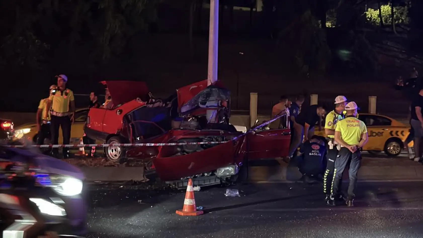 Feci kaza... Aydınlatma direğine çarpan Tofaş otomobil hurdaya döndü: 1 ölü
