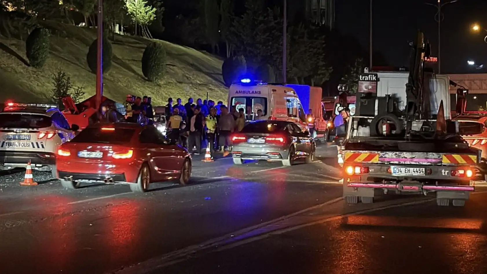 Feci kaza... Aydınlatma direğine çarpan Tofaş otomobil hurdaya döndü: 1 ölü
