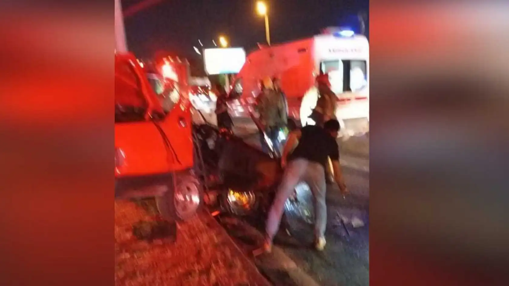 Feci kaza... Aydınlatma direğine çarpan Tofaş otomobil hurdaya döndü: 1 ölü