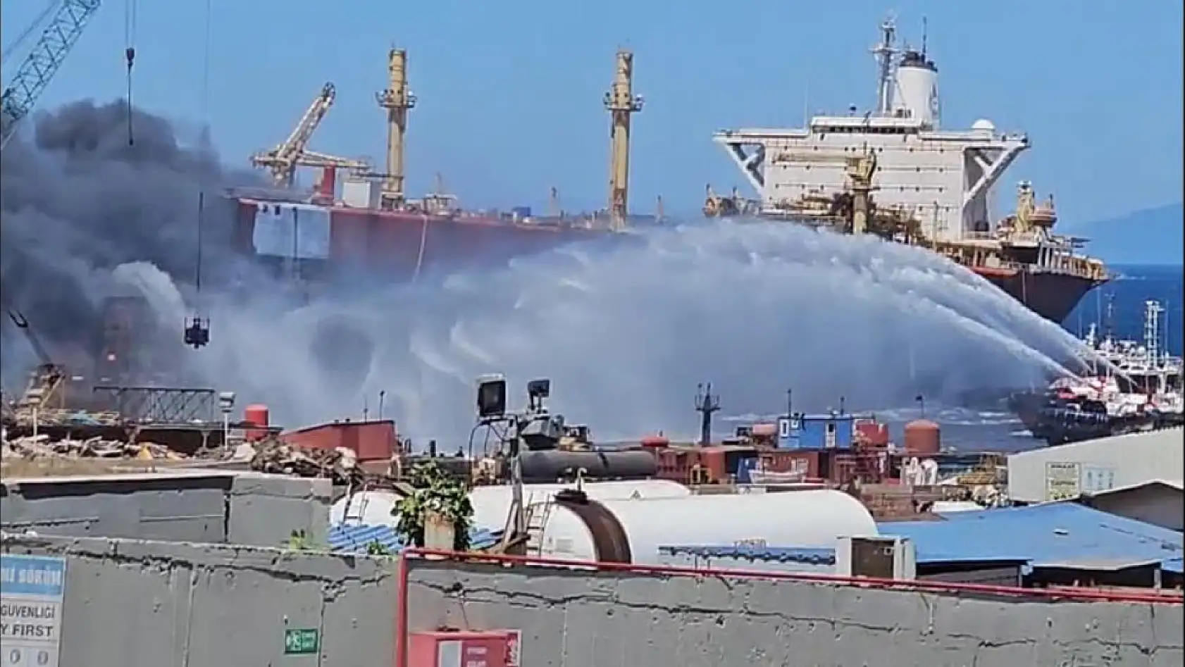 İzmir Aliağa'da sökümdeki tanker gemide yangın