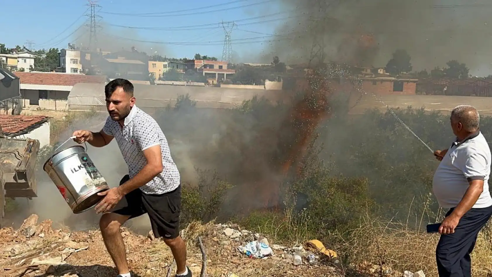 Antalya'da yerleşim alanına yakın ağaçlık alanda yangın