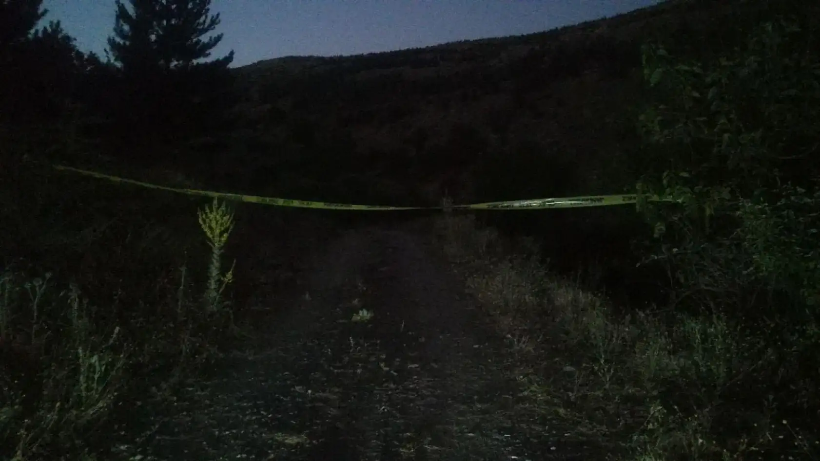 Çalıntı araçla kaçarken 'dur' ihtarına uymadı, jandarmaya ateş edip kendini vurdu