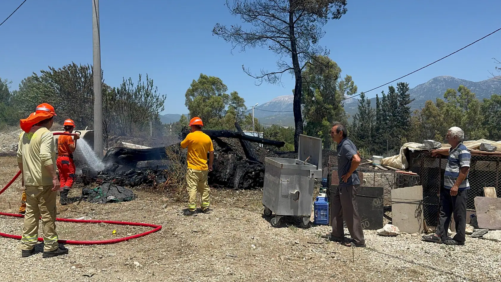 Seydikemer'de bariyer yapımı sırasında çıkan kıvılcımlar yangına neden oldu