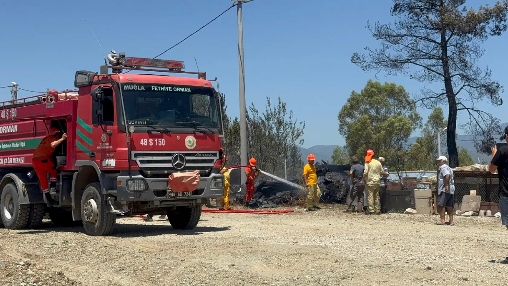 Seydikemer'de bariyer yapımı sırasında çıkan kıvılcımlar yangına neden oldu
