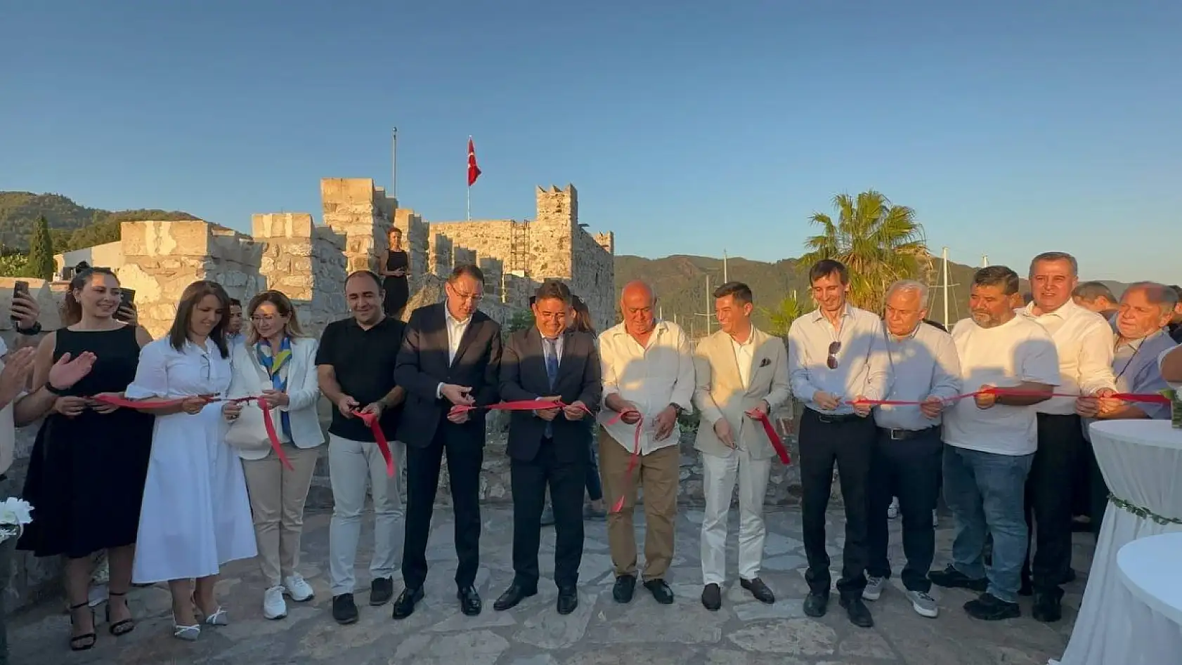 Denizden Gelen Kadın sergisi Marmaris Kalesi'nde açıldı