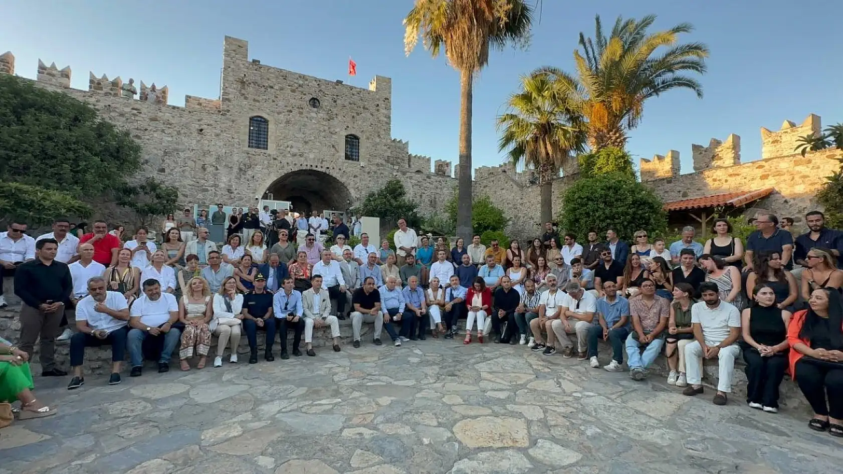 Denizden Gelen Kadın sergisi Marmaris Kalesi'nde açıldı
