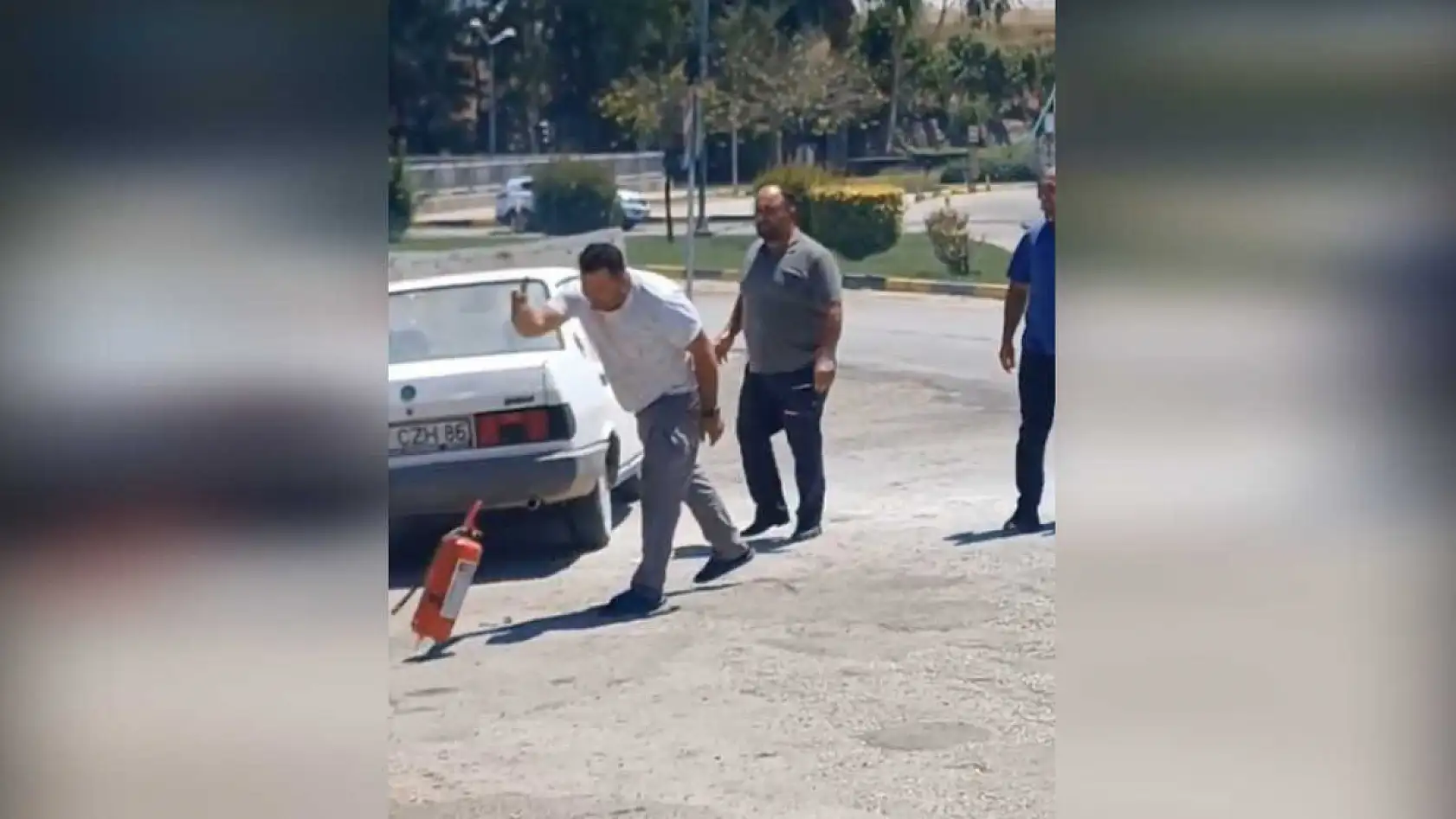 Marketten çıkıp Tofaş aracına bindi, 10 metre sonra dumana boğuldu