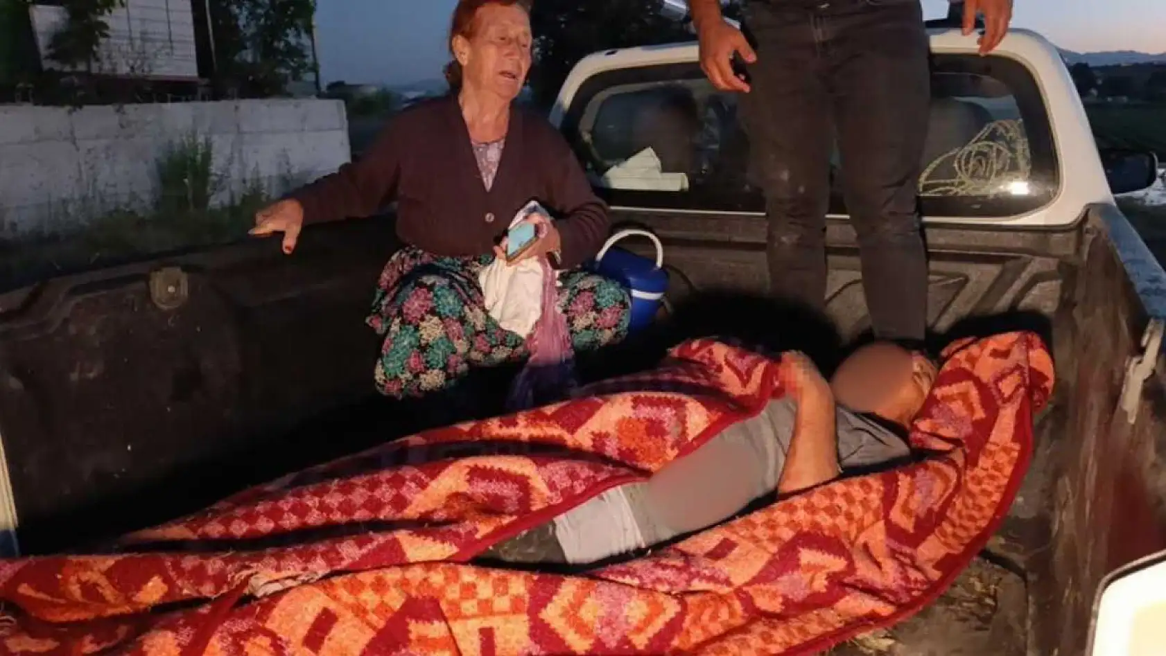 Hayvan parkından kaçan aslan fıstık bahçesinde uyuyan çiftçiye saldırdı