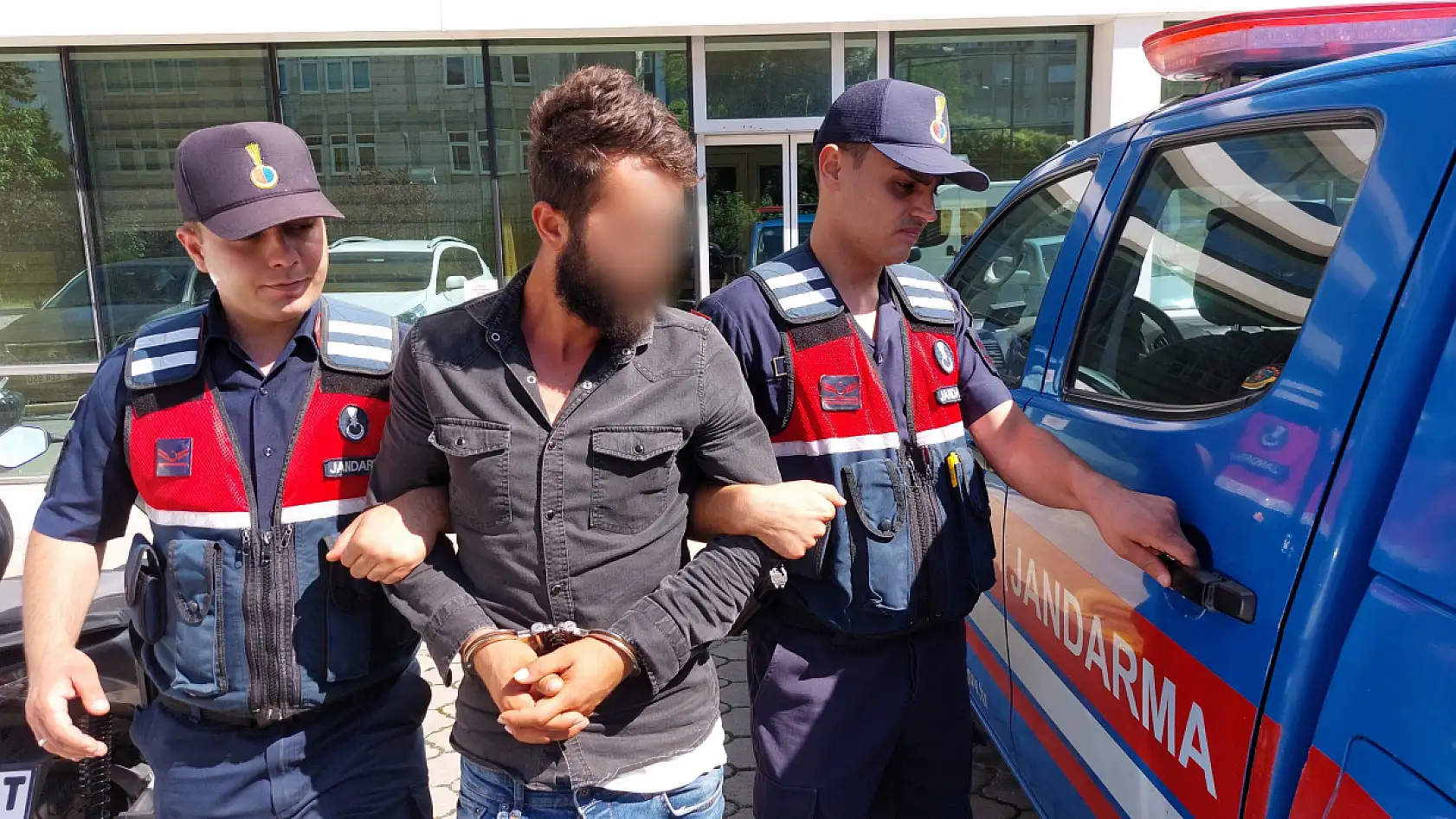 Husumetlisini vurmak isterken yanındaki 2 kişiyi yaraladı, özür diledi