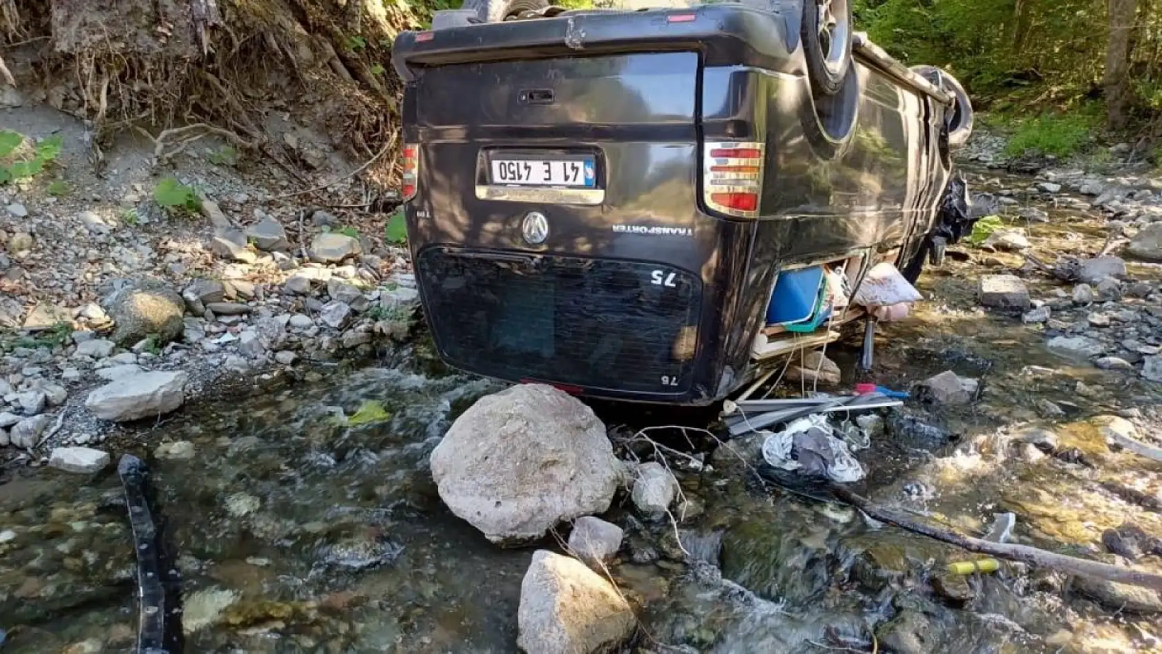 Panelvan araç dereye uçtu: Tatil için gelen çift ölümden döndü