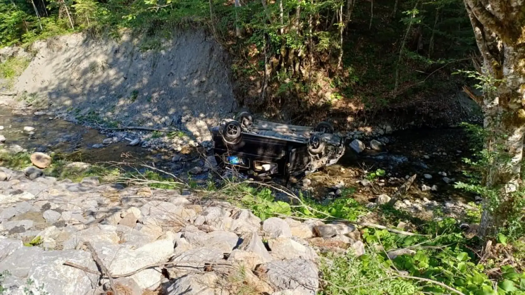 Panelvan araç dereye uçtu: Tatil için gelen çift ölümden döndü