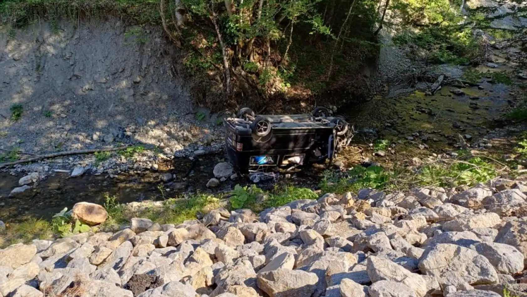 Panelvan araç dereye uçtu: Tatil için gelen çift ölümden döndü