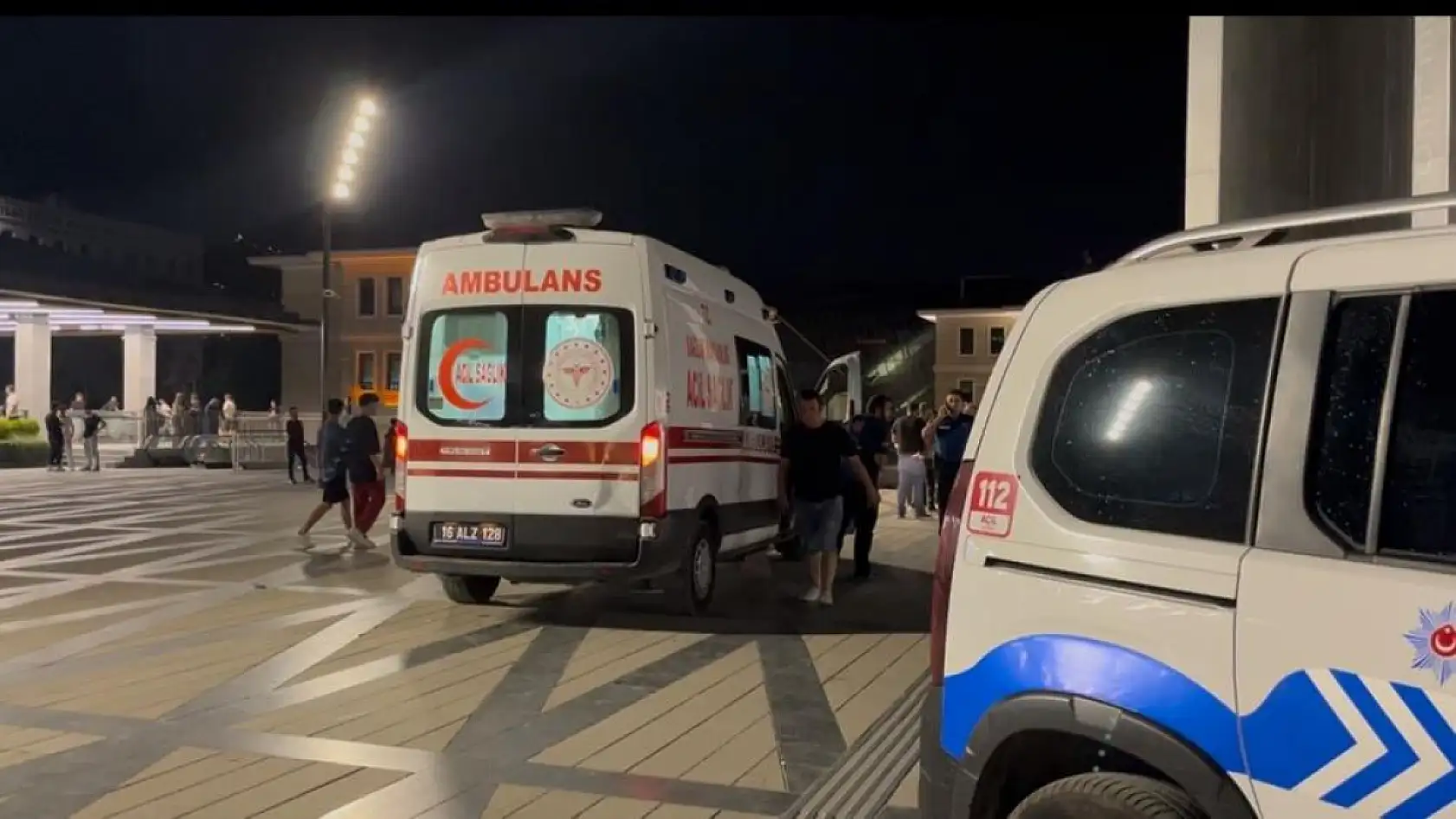 Bıçaklı dehşet: 14 yaşındaki genç kız 4 kişiyi bıçakladı