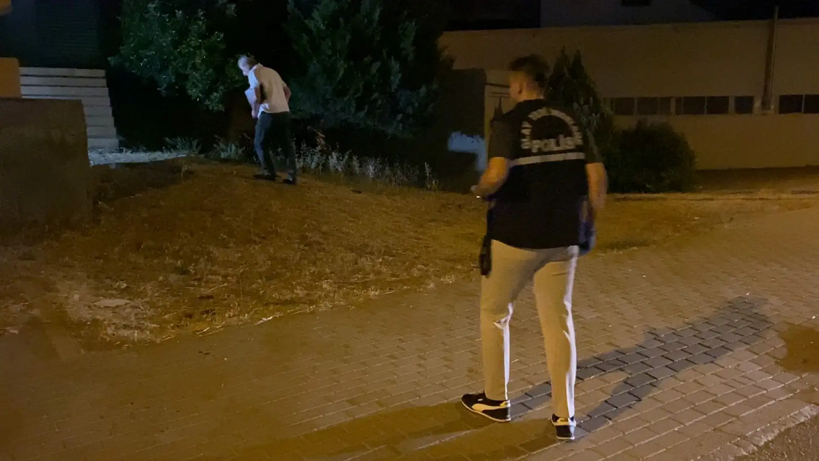 Yol kenarında alkol alırken, av tüfeğiyle vuruldu