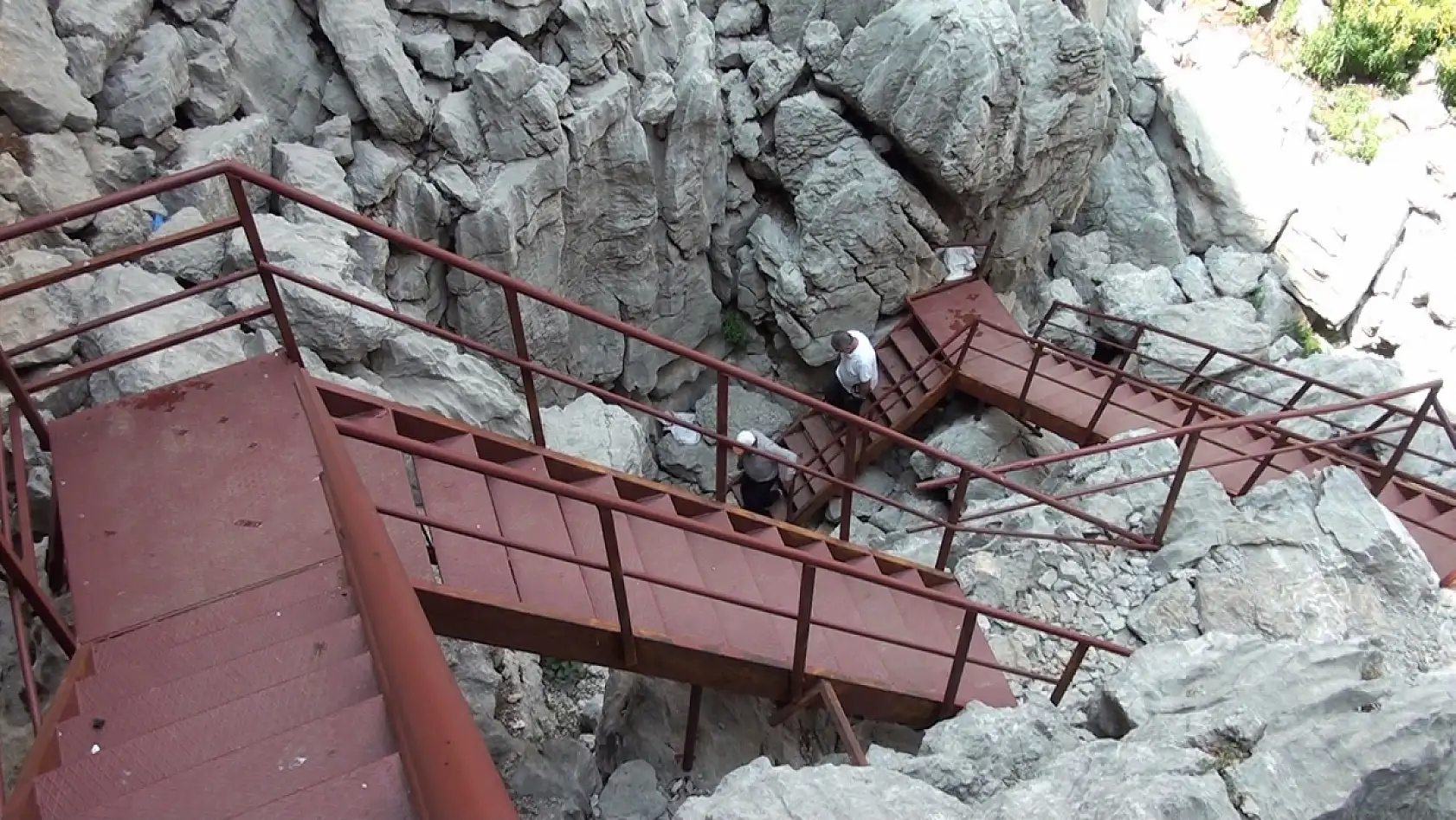 1900 Rakımlı Yayladaki Kar Obrukları Gıda Saklama Alanı Oldu