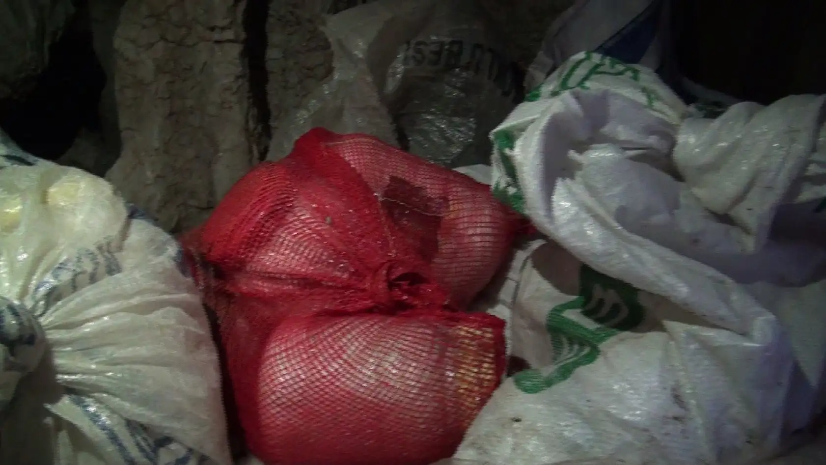 1900 Rakımlı Yayladaki Kar Obrukları Gıda Saklama Alanı Oldu