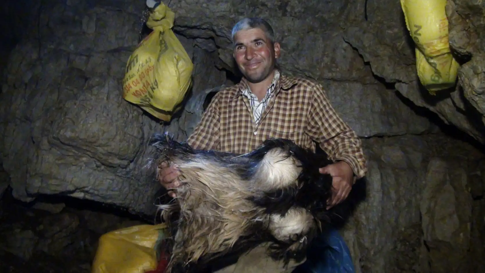 1900 Rakımlı Yayladaki Kar Obrukları Gıda Saklama Alanı Oldu