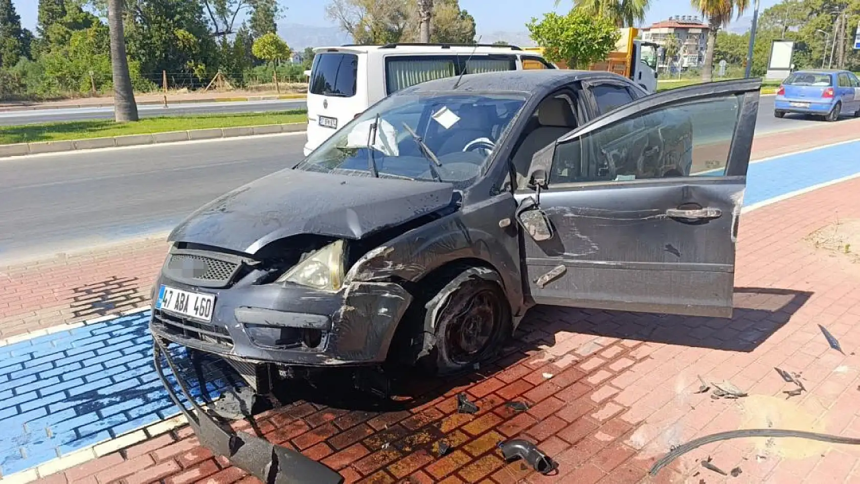 Lastiği patlayan otomobil takla attı, sürücü burnu bile kanamadan araçtan çıktı