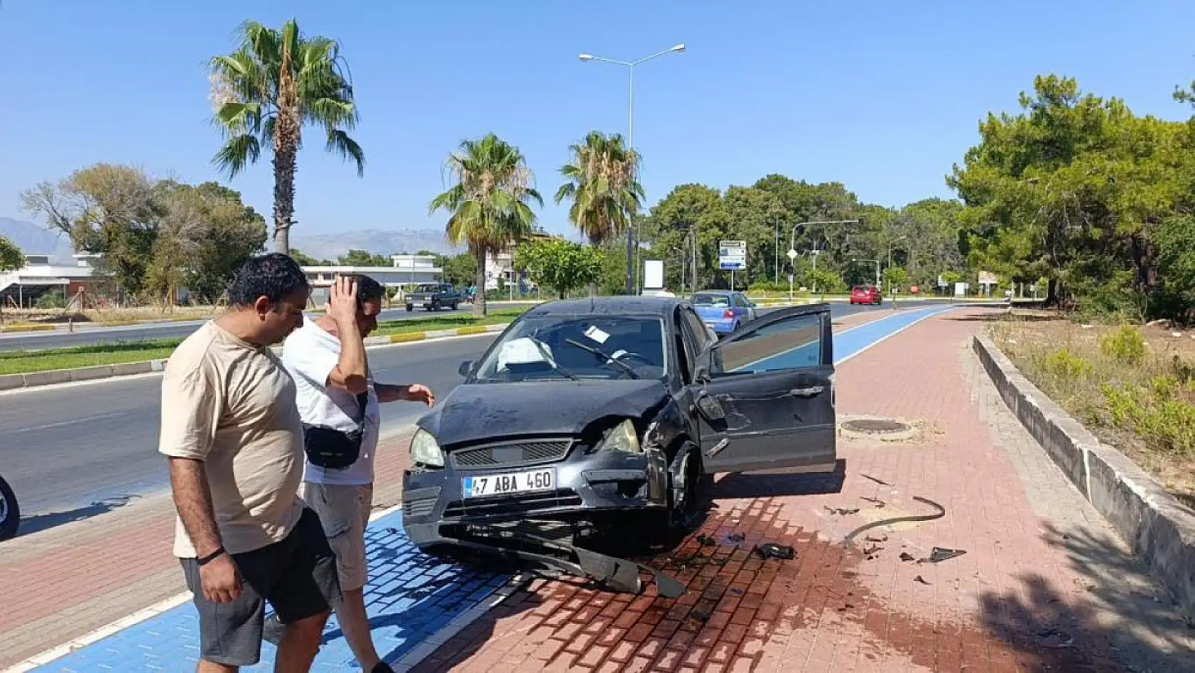Lastiği patlayan otomobil takla attı, sürücü burnu bile kanamadan araçtan çıktı