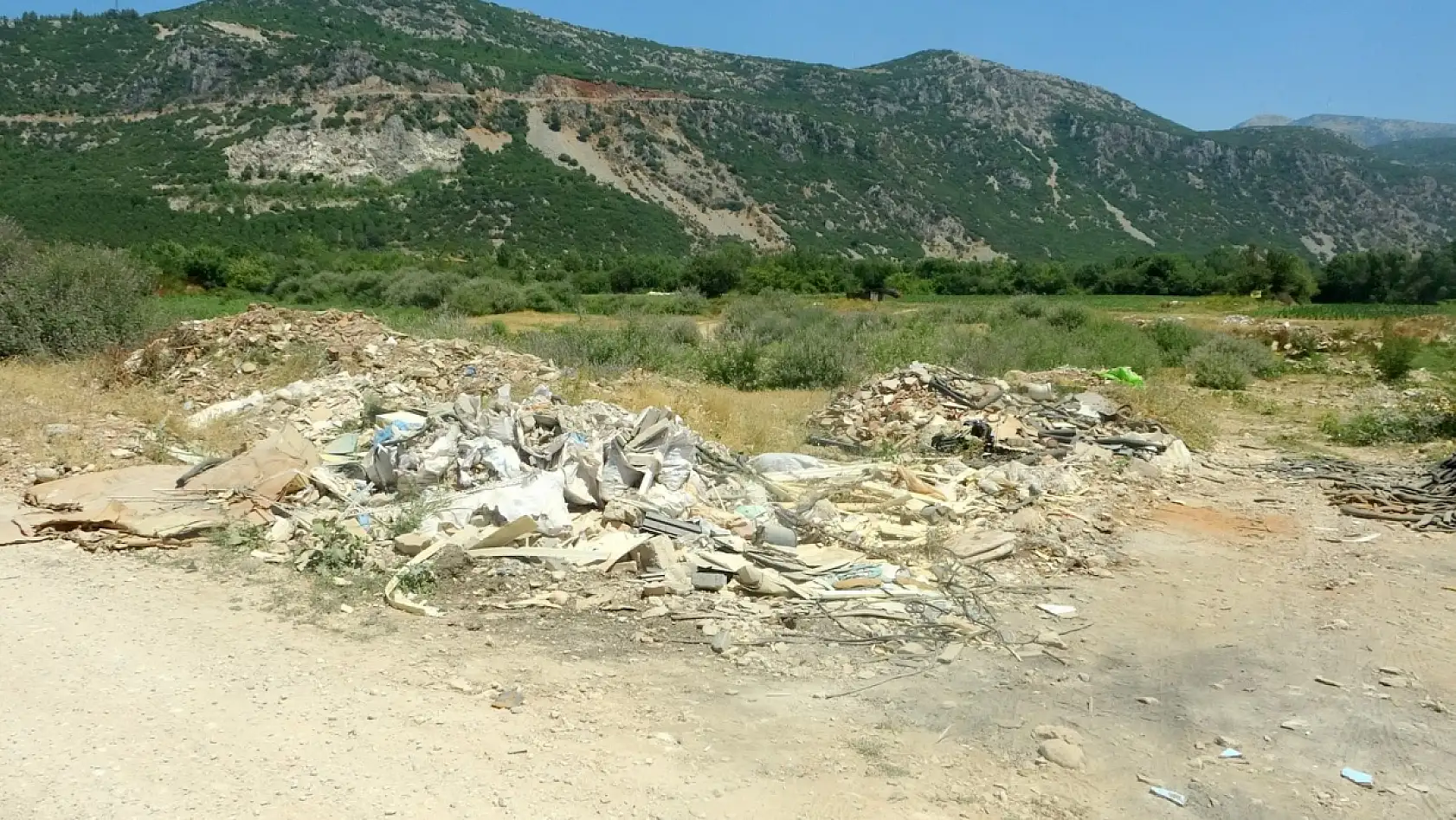 Moloz yığınları Karabağlar Yaylası'nı tehdit ediyor
