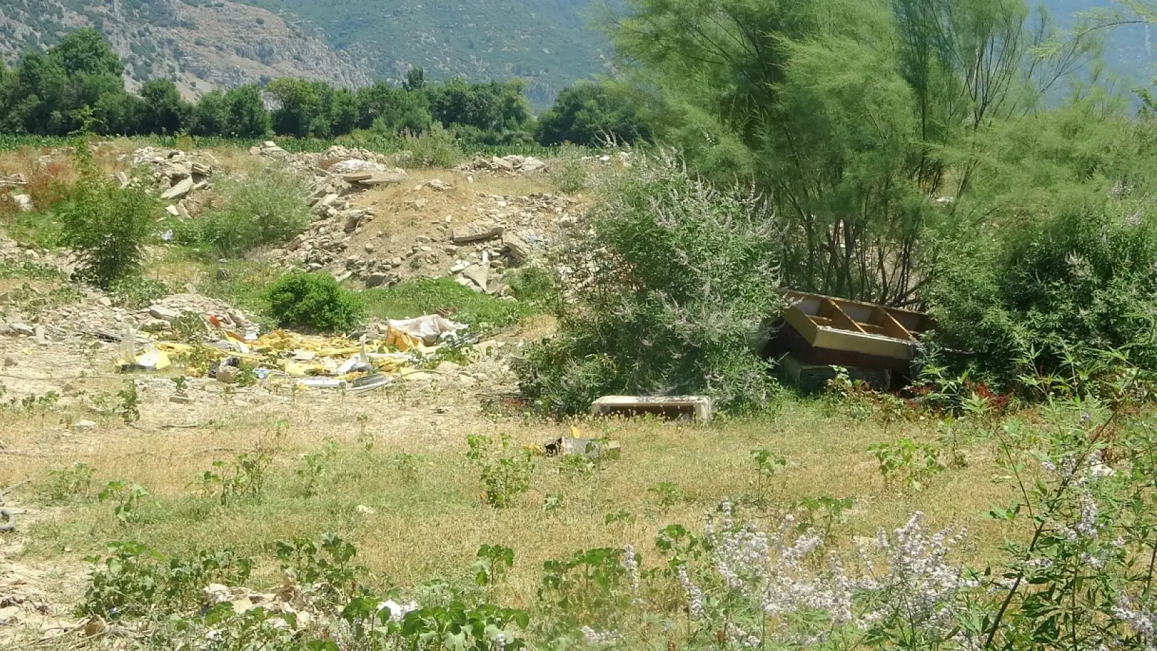 Moloz yığınları Karabağlar Yaylası'nı tehdit ediyor