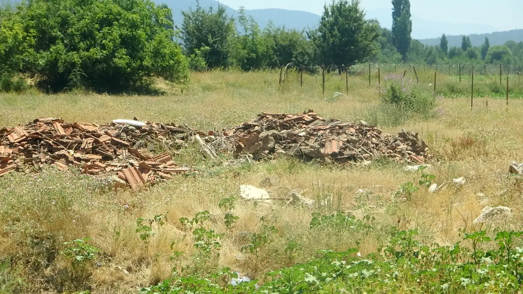 Moloz yığınları Karabağlar Yaylası'nı tehdit ediyor