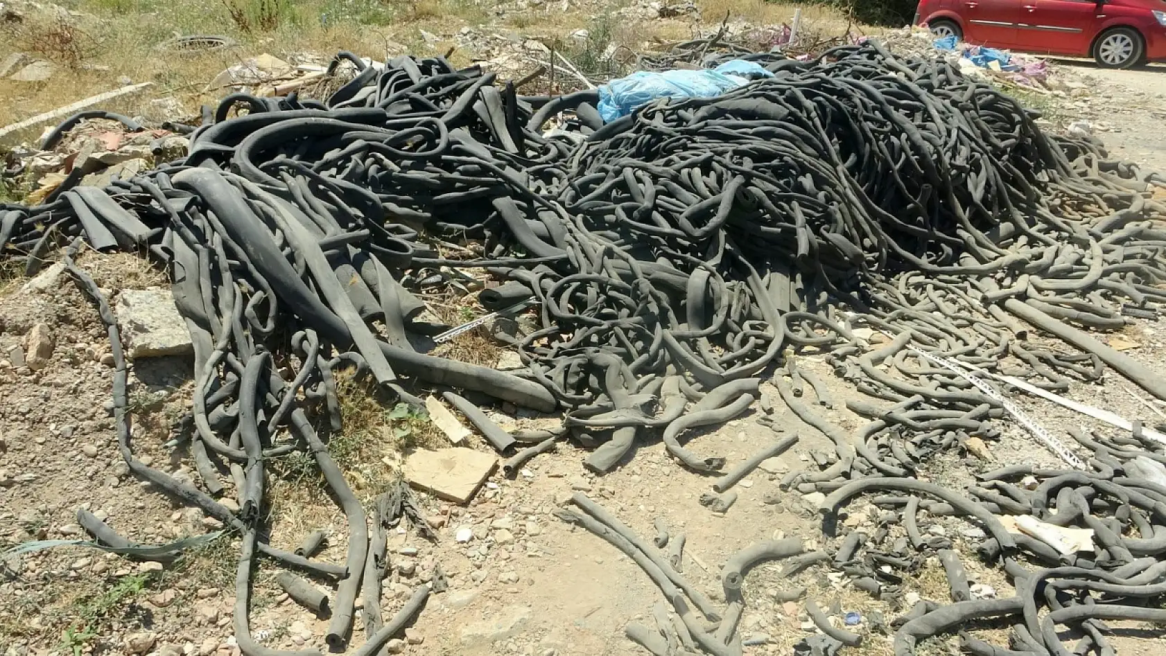 Moloz yığınları Karabağlar Yaylası'nı tehdit ediyor