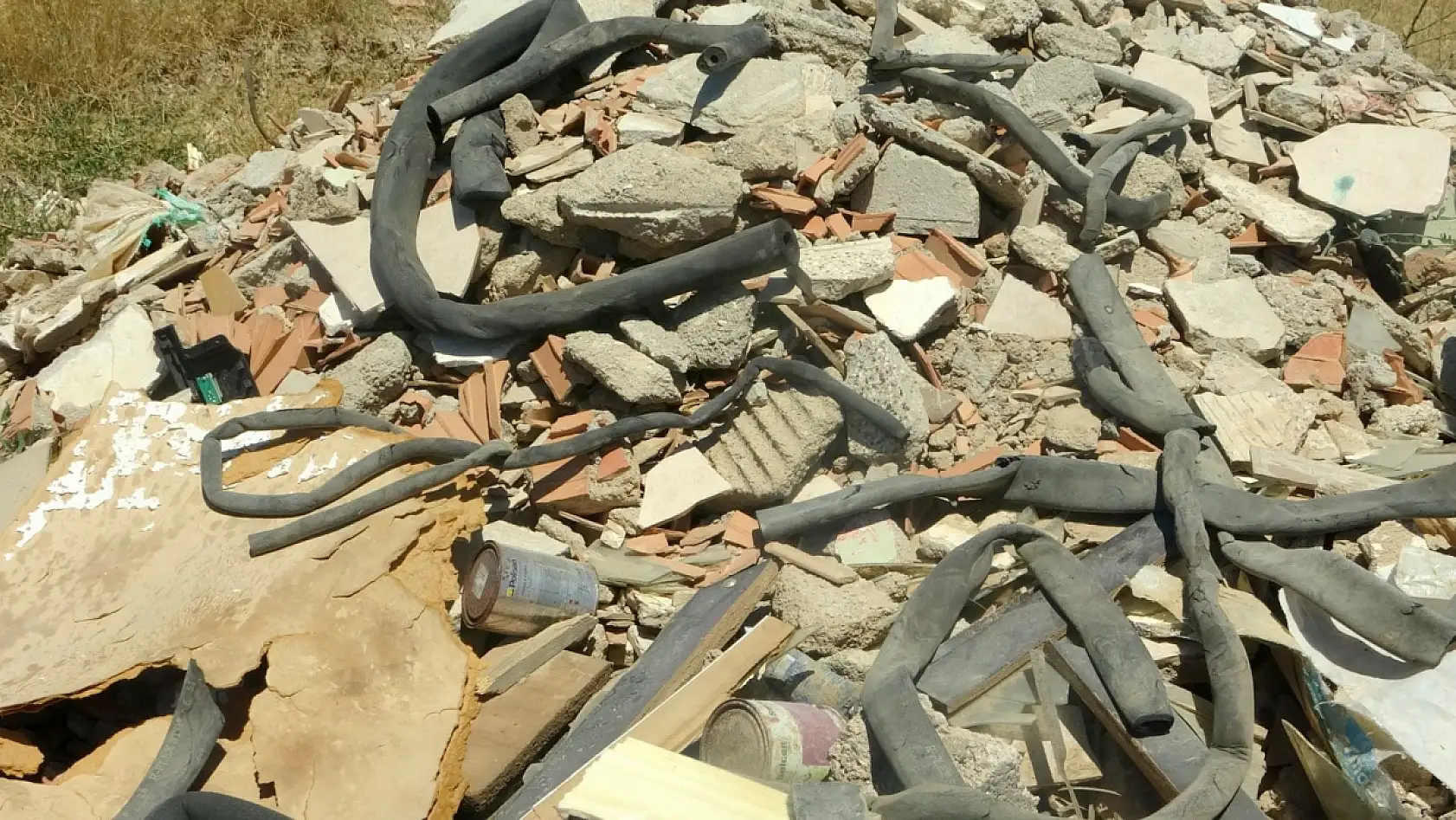 Moloz yığınları Karabağlar Yaylası'nı tehdit ediyor