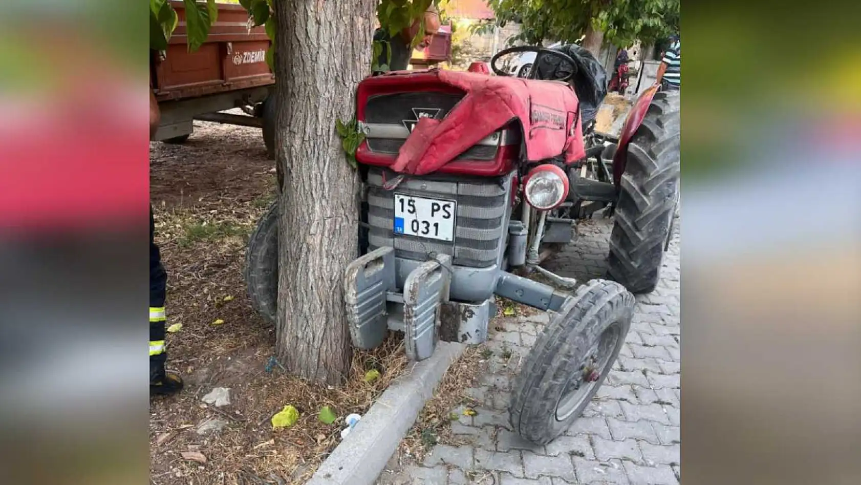 Traktör ağaca çarptı, sürücü hayatını kaybetti