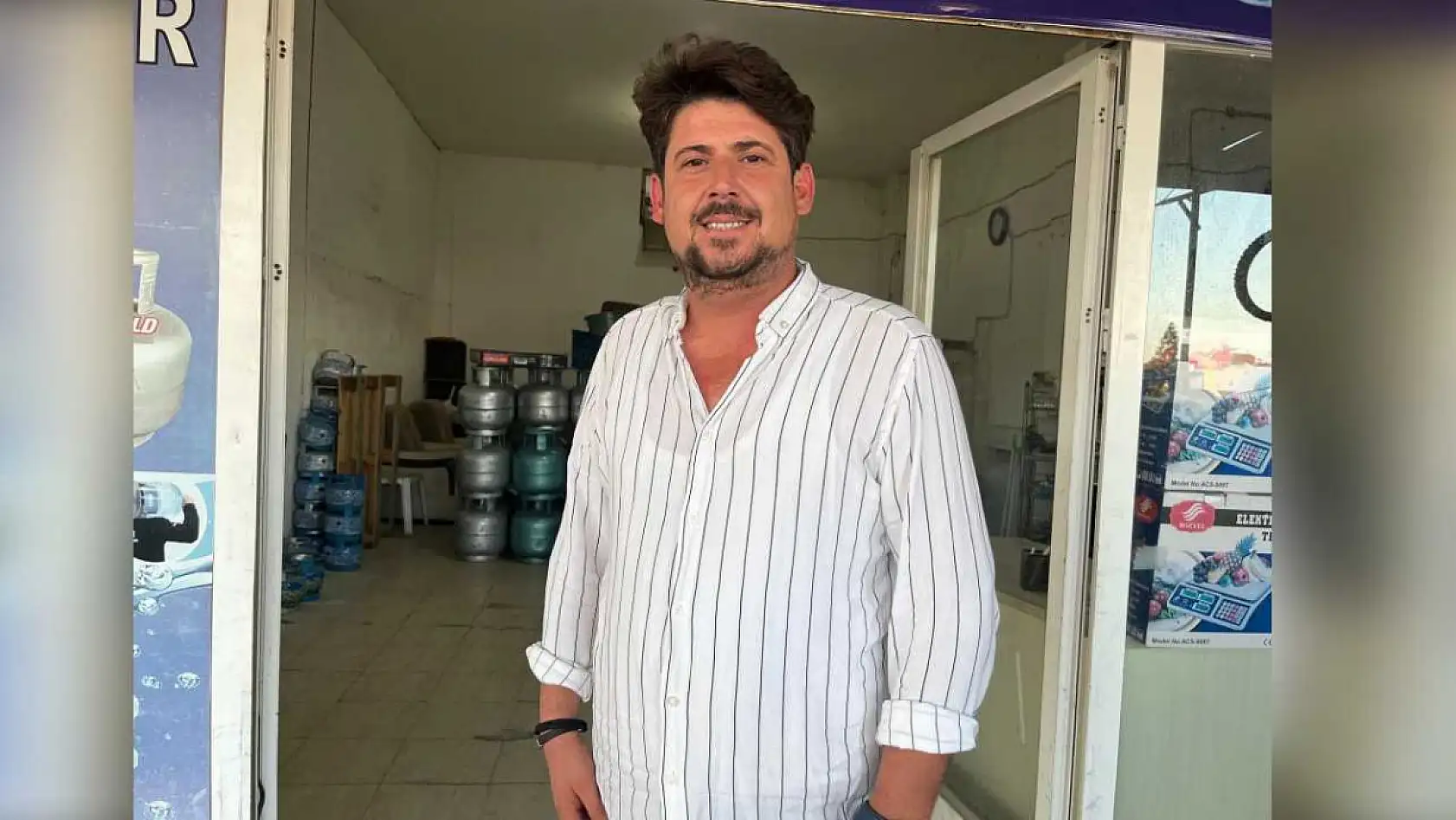 Dükkana giren yılan, esnafı sokağa fırlattı