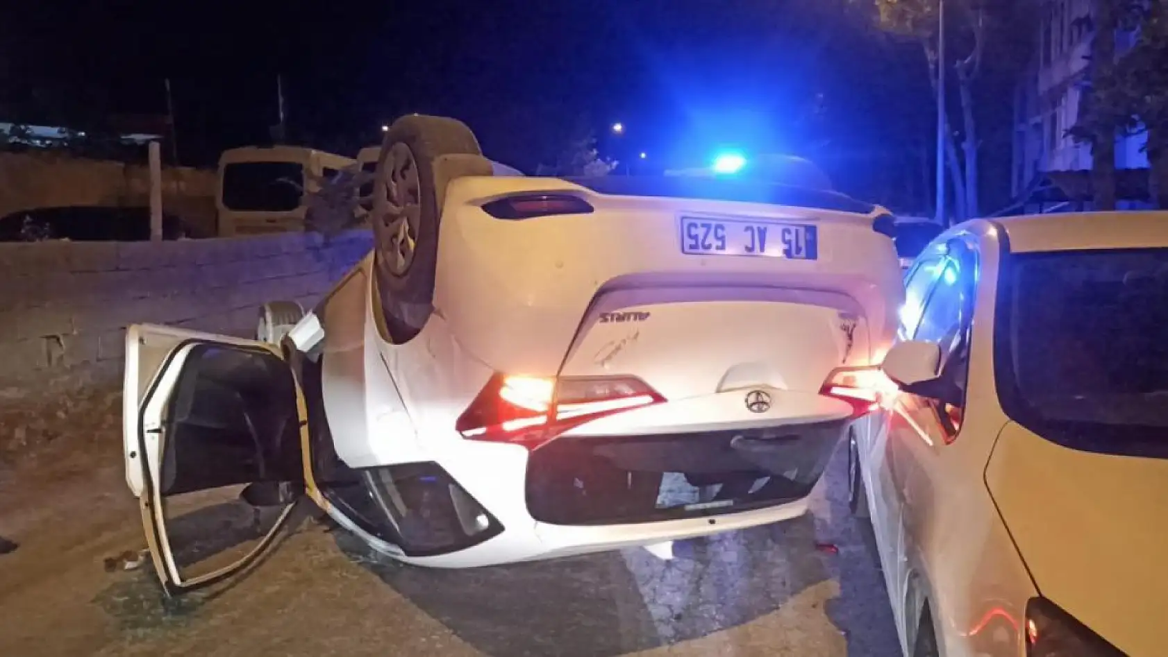 Duvara ve başka bir araca çarpıp takla attı, araçtan çıkıp kayıplara karıştı