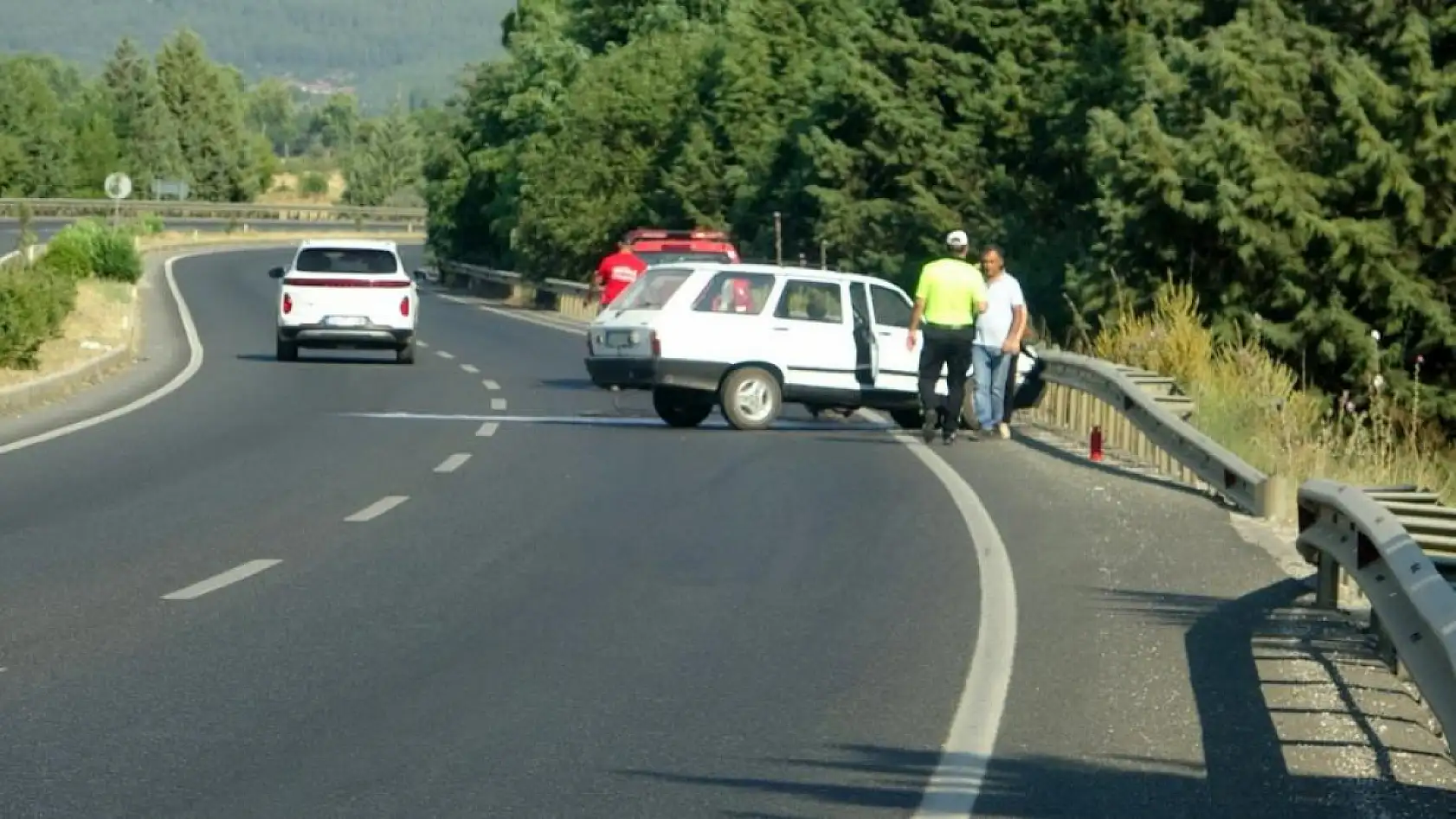 Menteşe'de seyir halindeki otomobil alev aldı