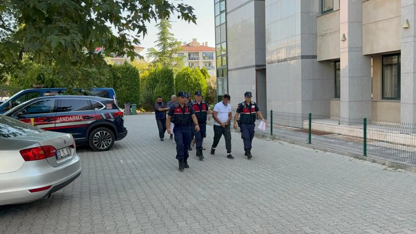 Komşunun traktörünü çalıp 60 bine sattılar