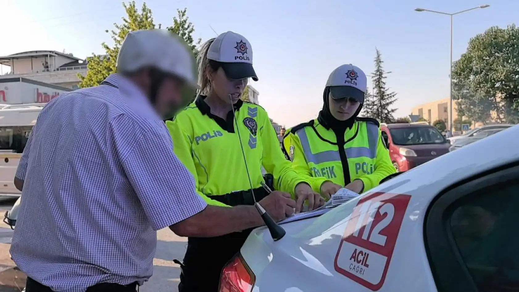 Alkollü sürücü polise yakalandı: 'Sanki cinayet mi işledik 5 tane kağıt imzalattın'